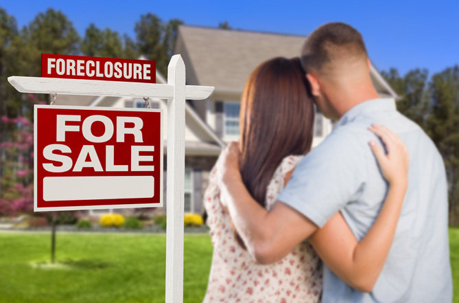 _0019_Couple standing in front of foreclosed home